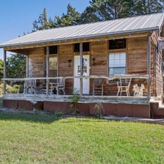 Historical country cabin in Round Top!