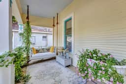 “Henry’s Haus” | Walk to Main | Pet Friendly!