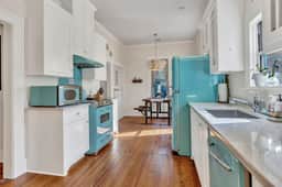 “Henry’s Haus” | Walk to Main | Pet Friendly!