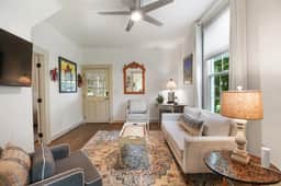Charming Country Farmhouse Getaway!