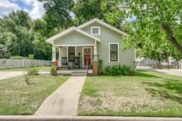 Cute & KOZE cottage, walking distance to downtown Brenham!