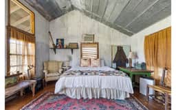 Historical country cabin in Round Top!