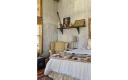 Historical country cabin in Round Top!