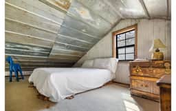 Historical country cabin in Round Top!