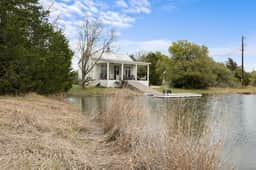 Lakefront Charm: Your Perfect Getaway in Round Top