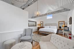 Lakefront Charm: Your Perfect Getaway in Round Top - Image 2