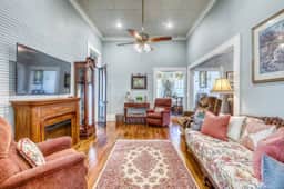 Downtown LaGrange Historic Home w/Jacuzzi - Image 4