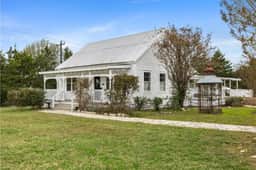 Round Top charm w/POOL and outdoor dining - Image 2