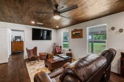 Hamton Farm Cottage: Serene Fayetteville Retreat - Image 2