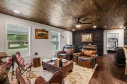 Hamton Farm Cottage: Serene Fayetteville Retreat - Image 3
