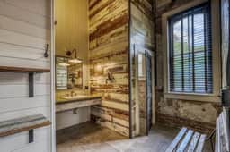 The downtown Brenham Schoolhouse Hotel, Room C - Image 5
