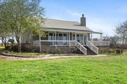 Cozy Ranch Home mins to Brenham & Round Top! - Image 3