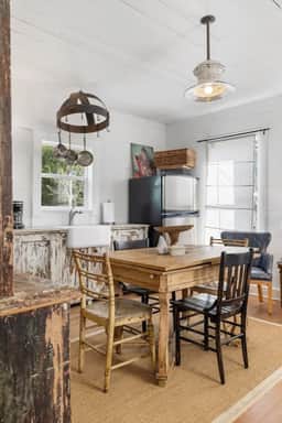Rustic Charm in our Quaint Round Top Farmhouse! - Image 2