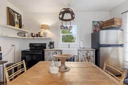 Rustic Charm in our Quaint Round Top Farmhouse! - Image 3
