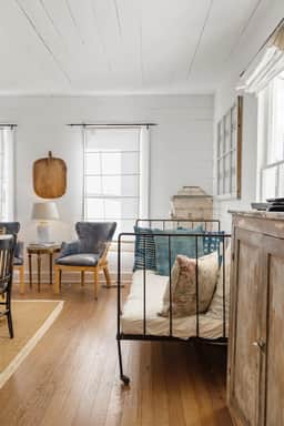 Rustic Charm in our Quaint Round Top Farmhouse! - Image 5