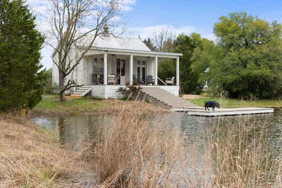 Lakefront Charm: Your Perfect Getaway in Round Top - Image 1