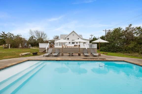 Round Top charm w/POOL and outdoor dining - Image 1