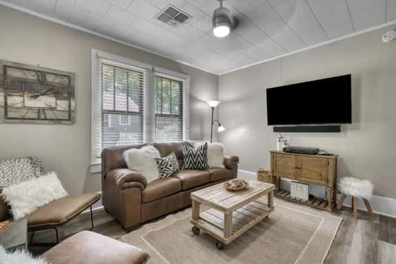 Cute & KOZE, walking distance to downtown Brenham! - Image 1