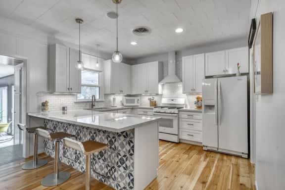 Trendy & Posh! Your smalltown retreat awaits! - Image 1