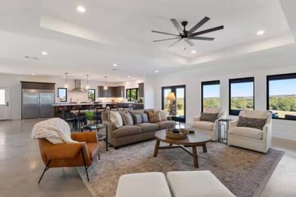 La Grange Modern Farmhouse, breathtaking views! - Image 1