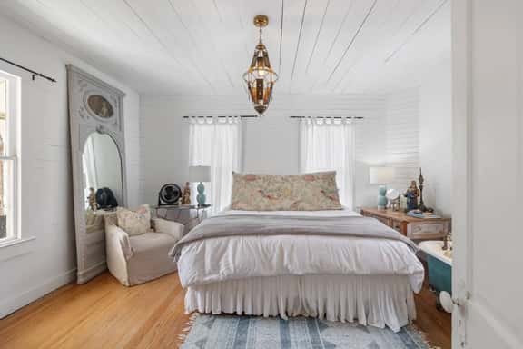 Rustic Charm in our Quaint Round Top Farmhouse! - Image 1