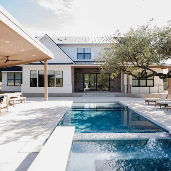 Luxury Home Sleeps 20 Pool & Outdoor Entertainment - Image 1