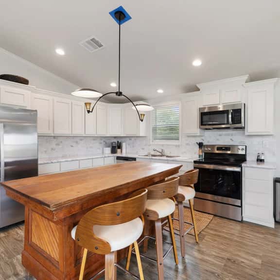 The Trendsetter: Cozy Farmhouse near Round Top - Image 1