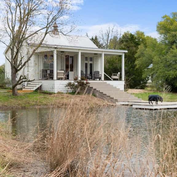 Lakefront Charm: Your Perfect Getaway in Round Top - Image 1