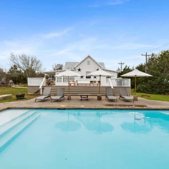 Round Top charm w/POOL and outdoor dining - Image 1