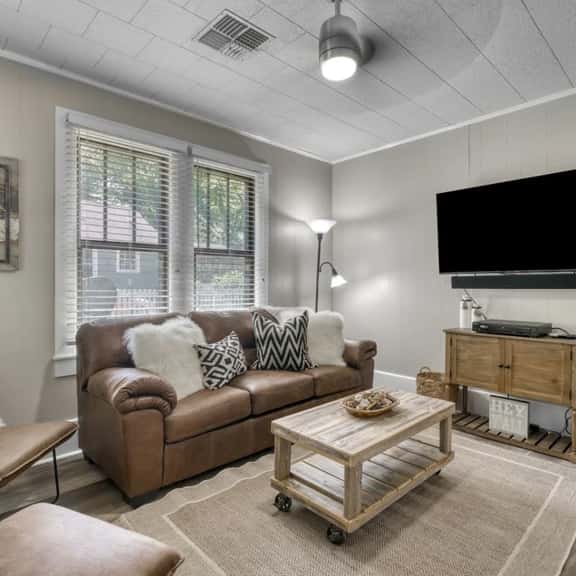 Cute & KOZE, walking distance to downtown Brenham! - Image 1