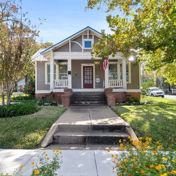 Quiet & clean, minutes from downtown Brenham! - Image 1