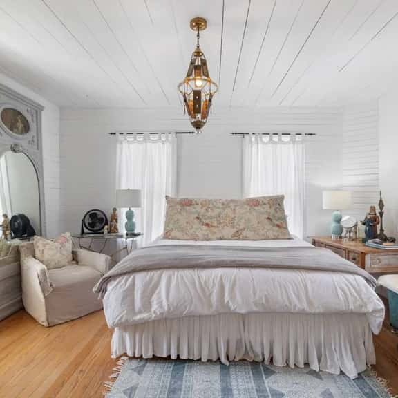 Rustic Charm in our Quaint Round Top Farmhouse! - Image 1