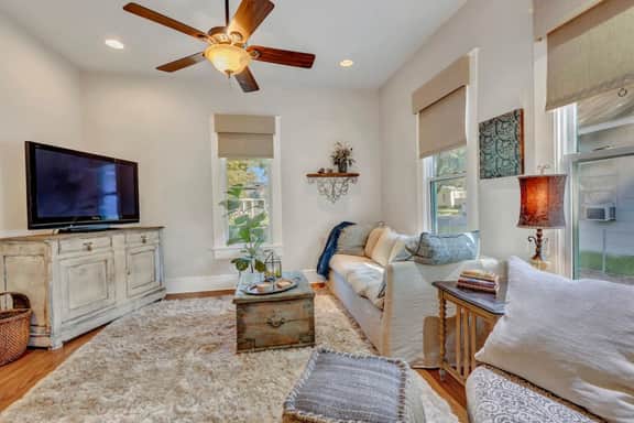 “Henry’s Haus” | Walk to Main | Pet Friendly!