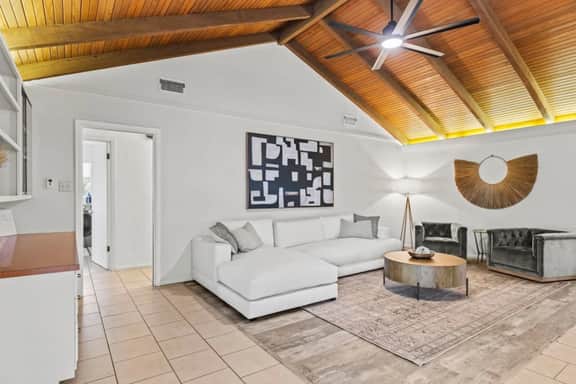Baron's Creek Headquarters | Sleeps 12 | Hot Tub