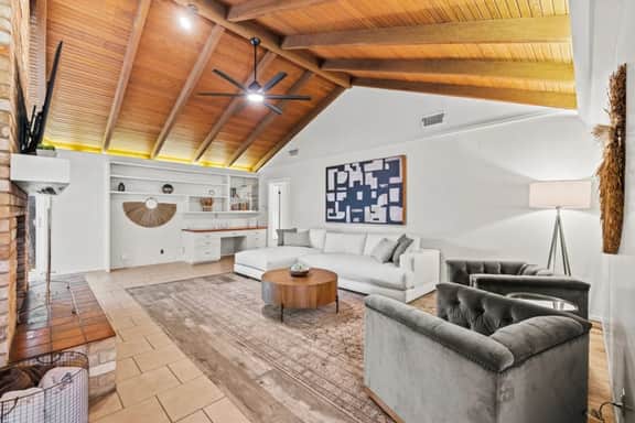 Baron's Creek Headquarters | Sleeps 12 | Hot Tub