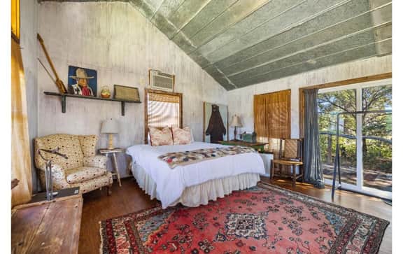 Historical country cabin in Round Top!