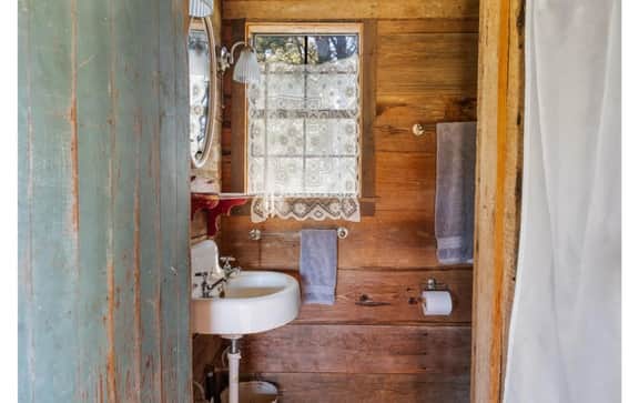 Historical country cabin in Round Top!