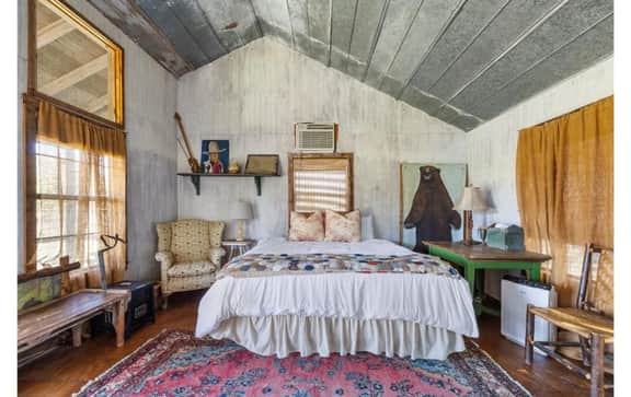 Historical country cabin in Round Top!