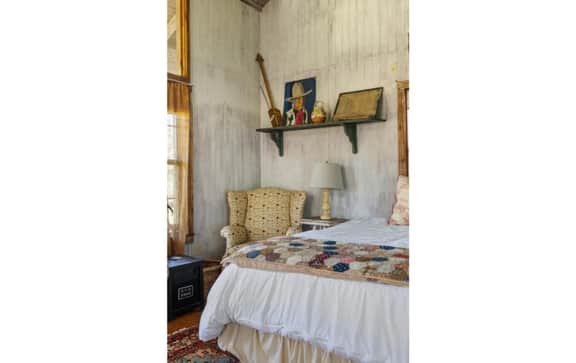 Historical country cabin in Round Top!