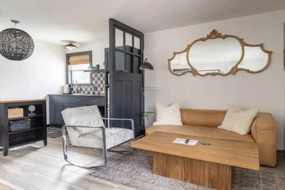 Hotel Bebe - Luxe Bungalows Steps from Marburger