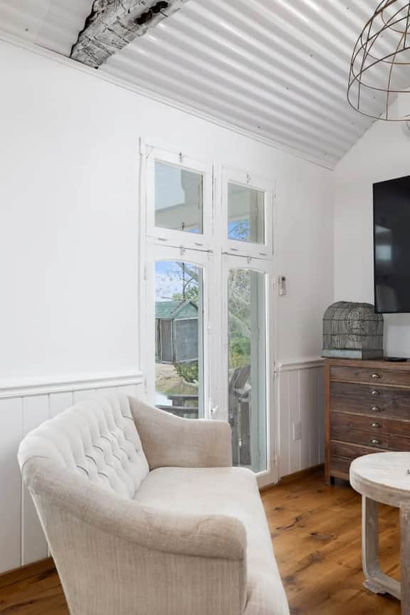 Lakefront Charm: Your Perfect Getaway in Round Top