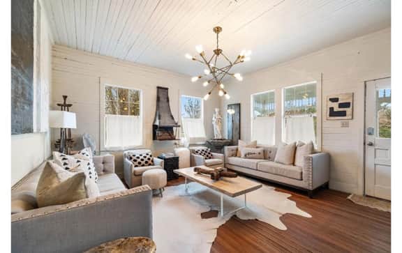 Round Top charm w/POOL and outdoor dining