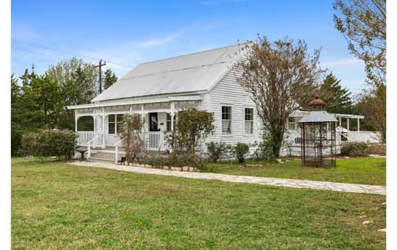 Round Top charm w/POOL and outdoor dining