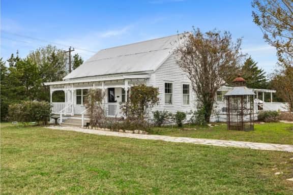 Round Top charm w/POOL and outdoor dining - Image 2