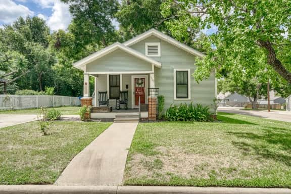 Cute & KOZE, walking distance to downtown Brenham! - Image 3