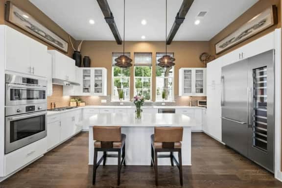 Luxe Townhome | 4bd 5ba Elevator | 1 mile from DT - Image 2
