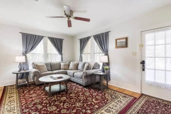 Quiet & clean, minutes from downtown Brenham! - Image 2