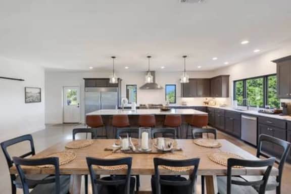 La Grange Modern Farmhouse, breathtaking views! - Image 3