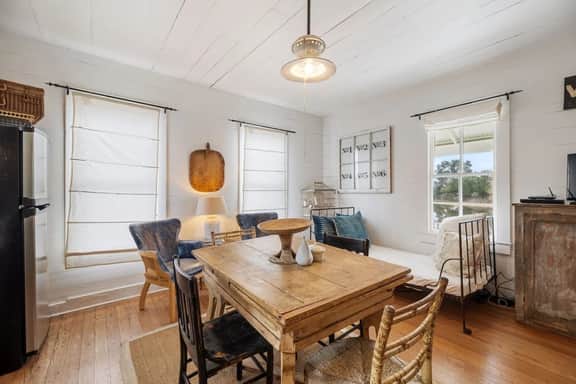 Rustic Charm in our Quaint Round Top Farmhouse! - Image 4
