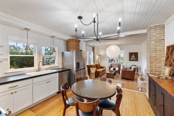 The Farmhouse: Antique Chic Haven near Round Top - Image 3
